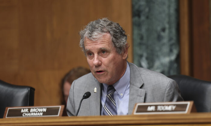 El senador Sherrod Brown (D-Ohio), ofrece sus comentarios durante una audiencia sobre las sanciones rusas en el Capitolio en Washington el 20 de septiembre de 2022. (Kevin Dietsch/Getty Images)