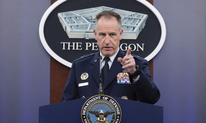 El secretario de Prensa del Pentágono, General de Brigada Pat Ryder, ofrece una rueda de prensa en el Pentágono en Arlington, Virginia, el 18 de octubre de 2022. (Kevin Dietsch/Getty Images)
