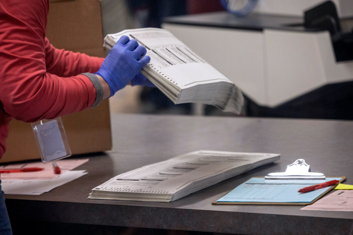 Gobernador considera "nuevas elecciones" en condado de Texas tras detectarse problemas con papeletas