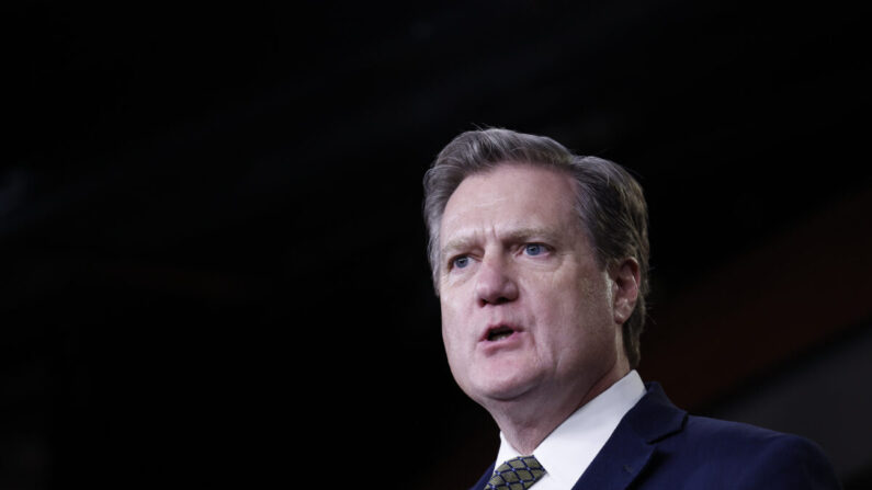 El representante Michael Turner (R-Ohio) habla durante una conferencia de prensa sobre el Año Fiscal 2023 en el Capitolio de EE.UU. en Washington el 14 de diciembre de 2022. (Anna Moneymaker/Getty Images)
