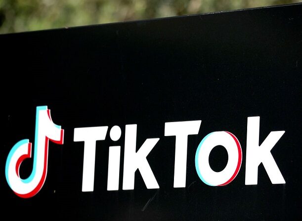 El logotipo de TikTok se muestra fuera de una oficina de TikTok el 20 de diciembre de 2022 en Culver City, California. (Mario Tama/Getty Images)