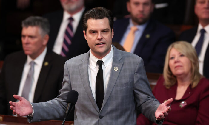 El representante electo Matt Gaetz (R-Fla.) pronuncia un discurso en la Cámara de Representantes durante el cuarto día de elecciones para la presidencia de la Cámara, en el Capitolio de EE.UU., el 6 de enero de 2023. (Win McNamee/Getty Images)
