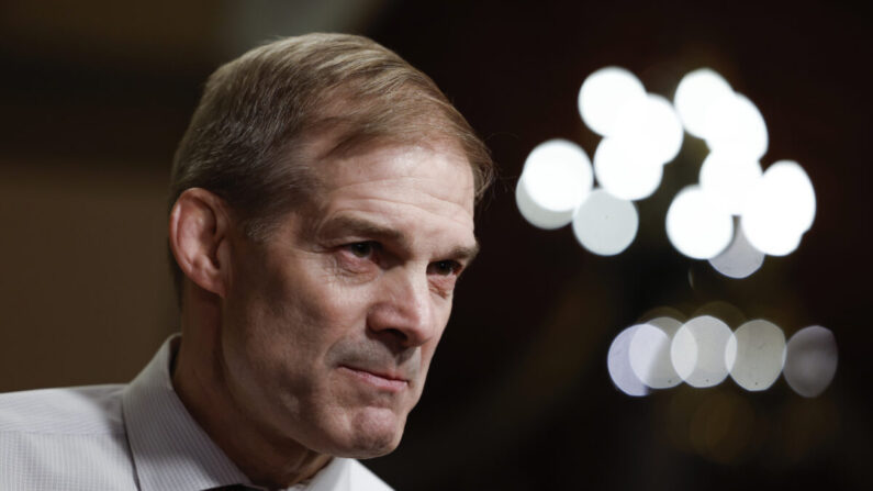 El representante Jim Jordan (R-Ohio) habla durante una entrevista a cámara cerca de la Cámara de Representantes durante una serie de votaciones en el Capitolio de EE.UU. en Washington el 9 de enero de 2023. (Anna Moneymaker/Getty Images)
