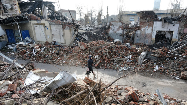 Una mujer camina junto a edificios destruidos a 32 kilómetros al oeste de las primeras líneas de combate el 20 de enero de 2023 en la región de Donetsk, Ucrania. (Spencer Platt/Getty Images)