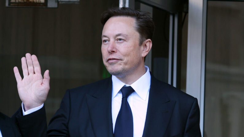 El CEO de Tesla, Elon Musk, sale del Edificio Federal Phillip Burton el 24 de enero de 2023 en San Francisco, California. (Justin Sullivan/Getty Images)