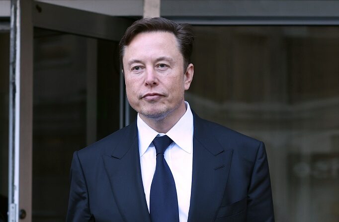 El CEO de Tesla, Elon Musk, sale del Edificio Federal Phillip Burton, en San Francisco, California, el 24 de enero de 2023. (Justin Sullivan/Getty Images)