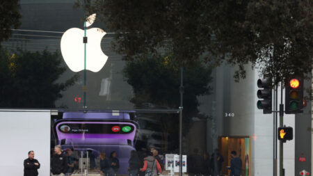 Anuncian arresto de ocho por robo a tiendas minoristas Apple en California