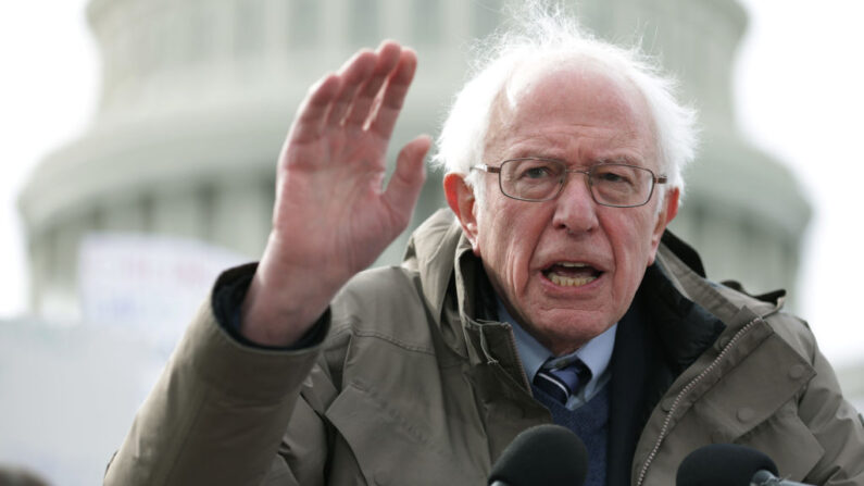 El senador estadounidense Bernie Sanders (I-VT) habla durante una rueda de prensa frente al Capitolio de EE.UU. el 7 de febrero de 2023 en Washington, DC. (Alex Wong/Getty Images)