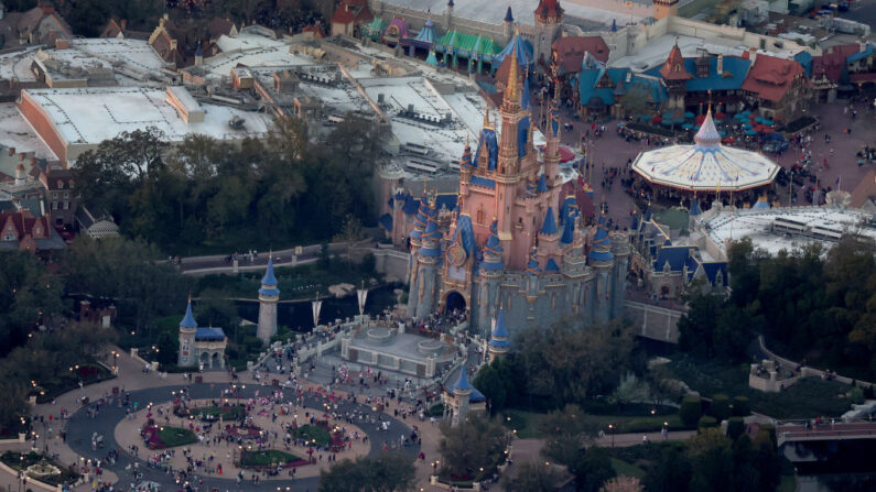 En una vista aérea, el icónico Castillo de Cenicienta de Walt Disney World se encuentra en los terrenos del parque temático el 08 de febrero de 2023 en Orlando, Florida. (Joe Raedle/Getty Images)