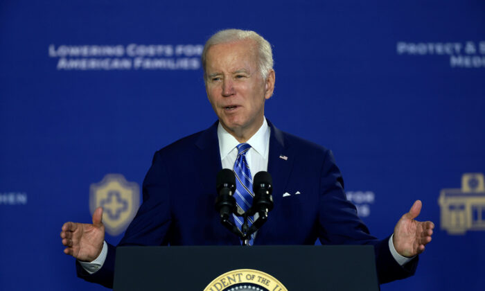 El presidente de Estados Unidos, Joe Biden, habla durante un acto para debatir sobre la Seguridad Social y Medicare celebrado en la Universidad de Tampa en Tampa, Florida, el 9 de febrero de 2023. (Joe Raedle/Getty Images)