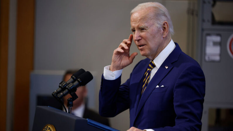 El presidente de Estados Unidos, Joe Biden, pronuncia un discurso en el Local 26 del sindicato International Brotherhood de trabajadores eléctricos el 15 de febrero de 2023 en Lanham, Maryland. (Chip Somodevilla/Getty Images)
