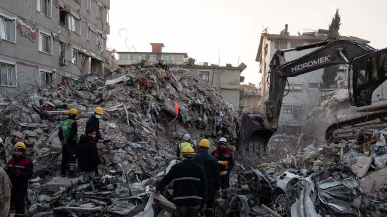 Una excavadora excava en el lugar donde se derrumbó un edificio para retirar los escombros el 16 de febrero de 2023 en Hatay, Turquía. (Burak Kara/Getty Images)