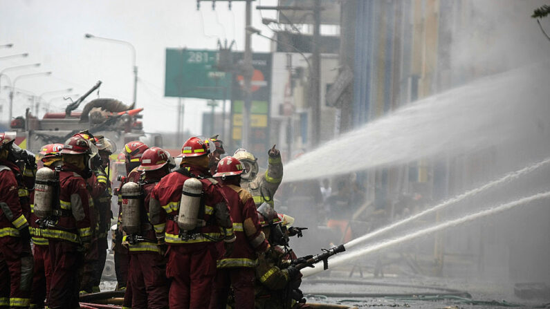 En una imagen de archivo, se ven los bomberos intentando controlar un incendio en Lima (Perú) el 10 de diciembre de 2013. (STR/AFP vía Getty Images)