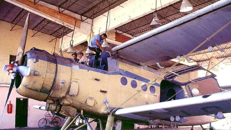 Esta foto de archivo de 1998 muestra a mecánicos cubanos trabajando en un avión Antonov AN-2 de fabricación rusa. (FILES/AFP vía Getty Images)