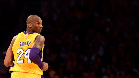 Camiseta de Kobe Bryant de Los Angeles Lakers subastada por casi 6 millones