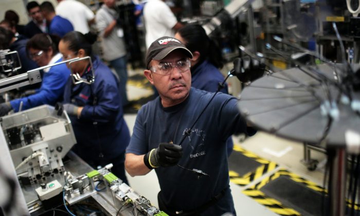 Trabajadores en la línea de producción de autopartes en la fábrica de Bosch en San Luis Potosí, México, el 11 de enero de 2017. (Pardo/AFP/Getty Images)