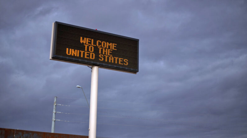 El cruce fronterizo de Douglas, Arizona, en la frontera entre México y Estados Unidos, visto desde Agua Prieta, Sonora, en el noroeste de México, el 18 de febrero de 2017. (GUILLERMO ARIAS/AFP vía Getty Images)
