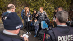 Agencia fronteriza sabe de solicitantes de asilo que supuestamente reciben boletos de autobús de NY