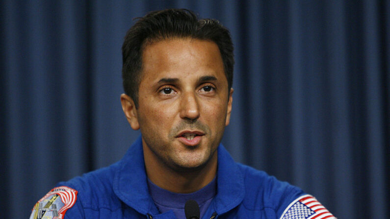 El veterano astronauta, Joseph Acabá, se dirige a los medios de comunicación en la conferencia de prensa posterior al aterrizaje del transbordador espacial Discovery en el Centro Espacial Kennedy el 28 de marzo de 2009 en Cabo Cañaveral, Florida. (Eliot J. Schechter/Getty Images)