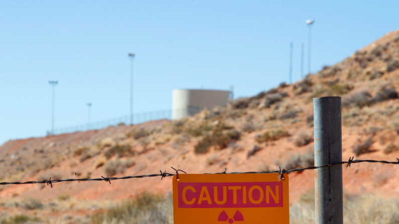 Imagen de archivo de una señal de advertencia radiactiva que cuelga de una valla alrededor del molino de uranio el 27 de octubre de 2017 en las afueras de Ticaboo, Utah. (George Frey/Getty Images)