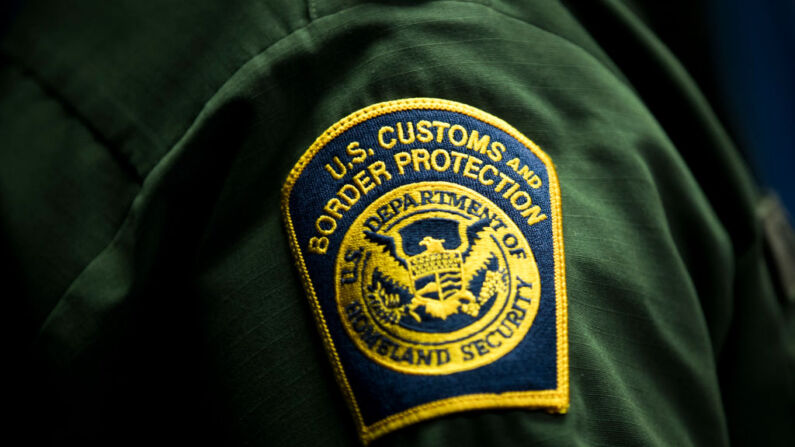 Un parche de Aduanas y Protección Fronteriza de Estados Unidos se muestra en la manga de un agente de Aduanas y Protección Fronteriza de Estados Unidos (CBP), el 5 de diciembre de 2017 en Washington, D.C.(Drew Angerer/Getty Images)