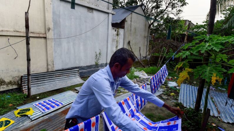 Los fabricantes de banderas de Bangladesh están haciendo un gran negocio con la Copa Mundial, pero a nadie le interesan los colores del país natal: todo el dinero está en banderines para la Argentina de Lionel Messi y el Brasil de Neymar. (MUNIR UZ ZAMAN/AFP vía Getty Images)