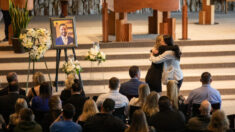 Familiares y amigos lamentan la pérdida del defensor público de California que murió en México