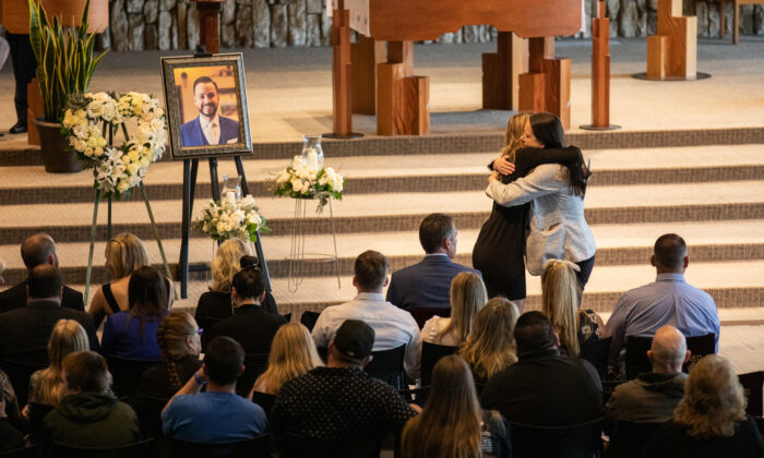Kimberly Blair asiste al funeral de su esposo, Elliot Blair, en Garden Grove, California, el 11 de febrero de 2023. (John Fredricks/The Epoch Times)
