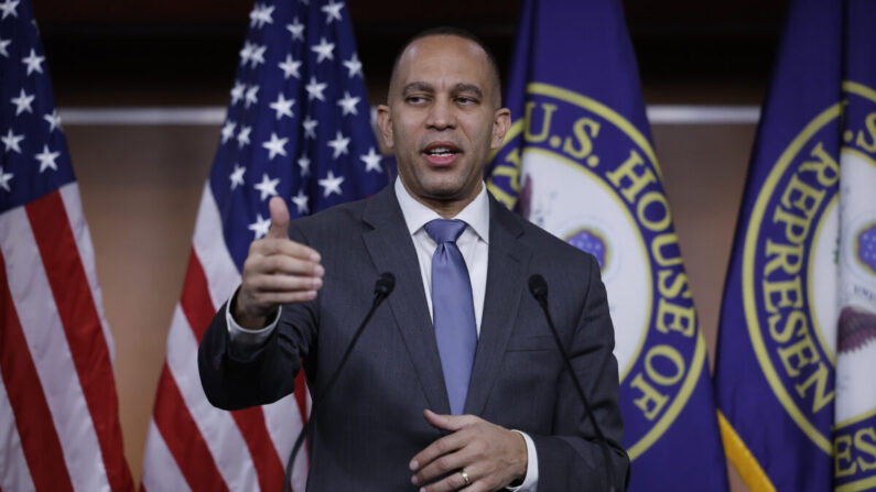 El líder de la minoría en la Cámara de Representantes, el demócrata Hakeem Jeffries, habla con los periodistas durante su rueda de prensa semanal en el Centro de Visitantes del Capitolio de EE.UU., en Washington, el 9 de febrero de 2023. (Chip Somodevilla/Getty Images)