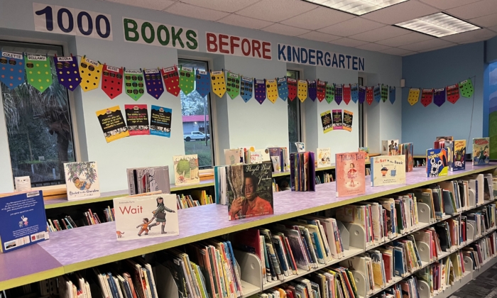 Los libros para niños se exhiben en la sucursal de Alachua del Distrito de Bibliotecas del Condado de Alachua, en Florida, el 17 de febrero de 2023. (Nanette Holt/The Epoch Times)
