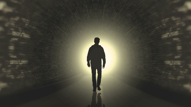 Luz al final del túnel. (Pixabay/ Gerd Altmann)