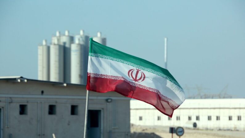 Una bandera iraní se ve en una planta de energía nuclear en Irán, el 10 de noviembre de 2019. (Atta Kenare/AFP vía Getty Images)