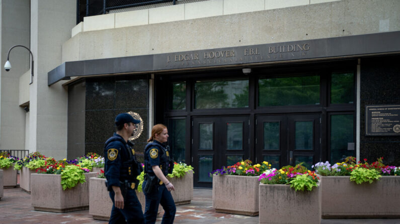 Policías pasan por delante del edificio J. Edgar Hoover del FBI en Washington el 21 de julio de 2022. (Chung I Ho/The Epoch Times)
