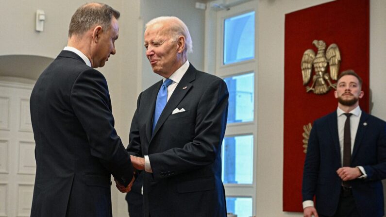 El presidente polaco Andrzej Duda (izq.) da la bienvenida al presidente estadounidense Joe Biden con motivo de la Cumbre Extraordinaria de los Nueve de Bucarest (B9) de la OTAN en el Palacio Presidencial de Varsovia, Polonia, el 22 de febrero de 2023. (Mandel Ngan/AFP vía Getty Images)