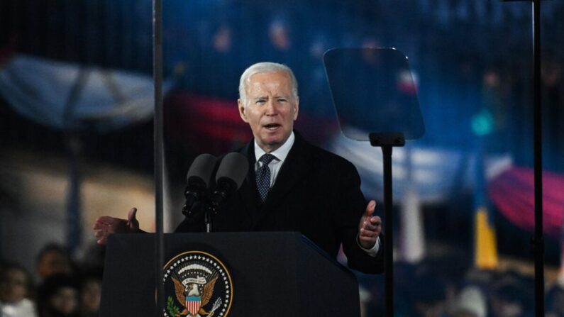 El presidente de Estados Unidos, Joe Biden, pronuncia un discurso en las Arcadas del Castillo Real de Varsovia, Polonia, el 21 de febrero de 2023. (Omar Marques/Getty Images)