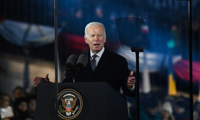 El presidente de EE. UU., Joe Biden, pronuncia un discurso en Royal Castle Arcades en Varsovia, Polonia, el 21 de febrero de 2023. (Omar Marques/Getty Images)