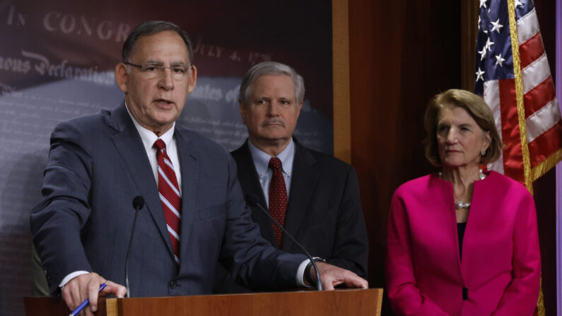 El senador John Boozman (R-Ark.) habla durante una rueda de prensa en el Capitolio de EE.UU. en Washington el 14 de diciembre de 2021. (Chip Somodevilla/Getty Images)