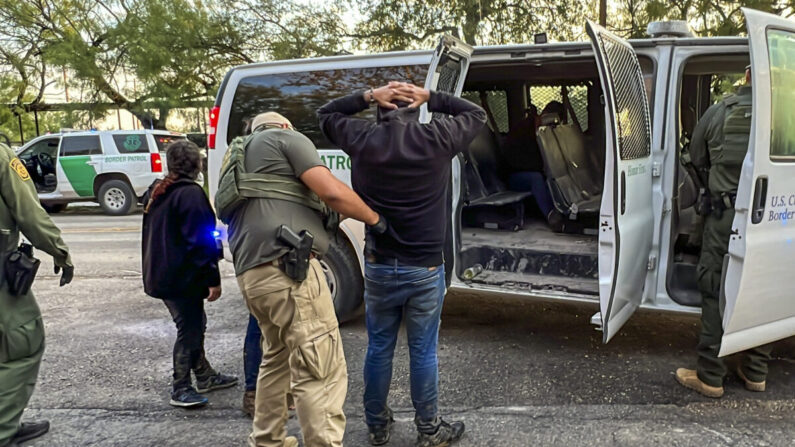 Agentes de la Patrulla Fronteriza detienen a varios inmigrantes ilegales que pasaban de contrabando de la frontera entre EE. UU. y México a San Antonio, en Brackettville, Texas, el 26 de agosto de 2022. (Charlotte Cuthbertson/The Epoch Times)
