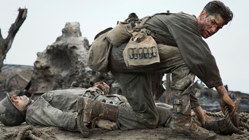 Desmond Doss (Andrew Garfield) salva a soldados heridos en la Segunda Guerra Mundial en una escena de "Hacksaw Ridge". (Lionsgate)