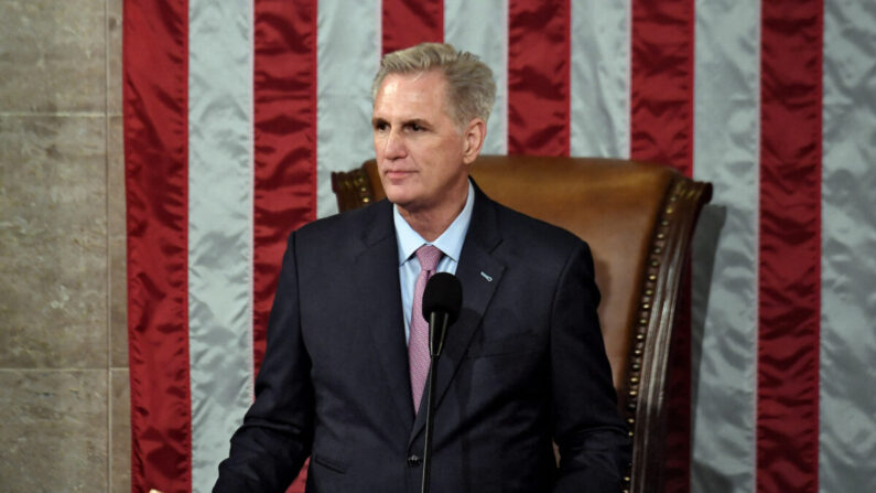 El representante Kevin McCarthy (R-Calif.) sostiene el mazo después de ser elegido en la votación número 15, en el Capitolio de EE.UU., el 7 de enero de 2023. (Olivier Douliery/AFP a través de Getty Images)
