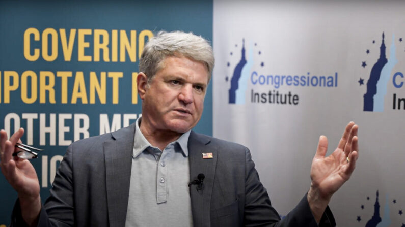 El representante Michael McCaul (R-Texas), máximo representante republicano en la Comisión de Asuntos Exteriores de la Cámara de Representantes, en una entrevista con The Epoch Times en el retiro republicano de Ponte Vedra, Florida, el 24 de marzo de 2022. (The Epoch Times)
