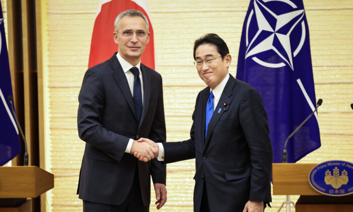 El secretario general de la OTAN, Jens Stoltenberg (izq.), y el primer ministro de Japón, Fumio Kishida, se dan la mano después de una conferencia de prensa conjunta, en Tokio, el 31 de enero de 2023. (Takashi Aoyama/Getty Images)
