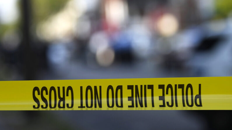 En una foto de archivo, una cinta policial atraviesa una calle. (Mark Makela/Getty Images)
