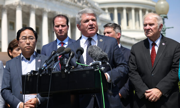 El representante Michael McCaul (R-Texas), junto con un grupo bipartidista de legisladores, habla en una conferencia de prensa sobre las evacuaciones en curso en Afganistán, en el Capitolio de EE. UU., el 25 de agosto de 2021 en Washington, D.C. (Kevin Dietsch/Getty Images)