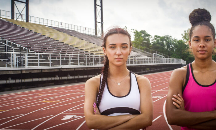 Selina Soule (izquierda) y Alanna Smith, estudiantes atletas de Connecticut, presentaron una demanda en 2020 en contra de la competencia desleal de hombres biológicos que se identifican como mujeres transgénero. (Alianza en Defensa de la Libertad)