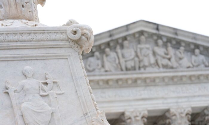 Un grabado de la Contemplación de la Justicia se ve fuera de la Corte Suprema de EE.UU. en Washington, DC, el 7 de febrero de 2022. (Stefani Reynolds/AFP vía Getty Images)