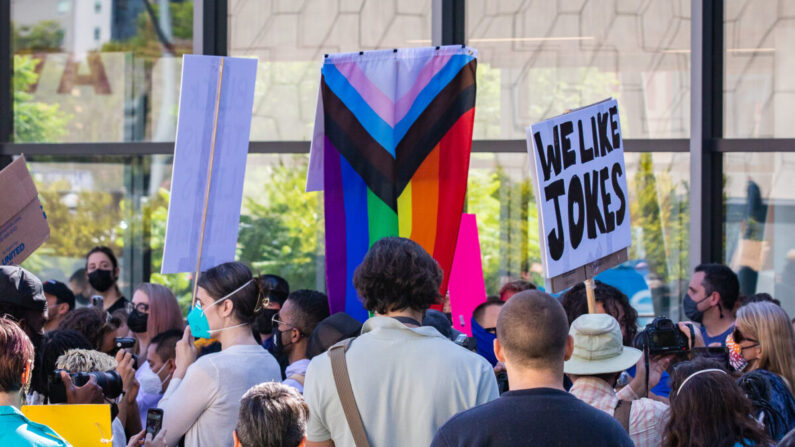 Activistas transgénero se reúnen en protesta en Los Ángeles, California, el 10 de octubre de 2021. (John Fredricks/The Epoch Times)
