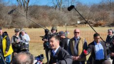 Buttigieg promete «elevar estándar» de seguridad ferroviaria en visita a sitio de accidente en Ohio