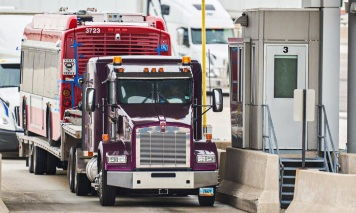 Un camionero espera en el puesto de Aduanas de Canadá en Sarnia, Ontario, el 16 de marzo de 2020. (Geoff Robins/AFP vía Getty Images)