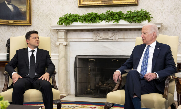 El presidente Joe Biden realiza declaraciones al reunirse con el presidente de Ucrania, Volodímir Zelenski, en la Oficina Oval, el 1 de septiembre de 2021. (Doug Mills-Pool/Getty Images)